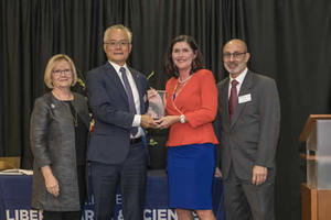 Rebecca Darr receiving award from Dean Feng Sheng Hu