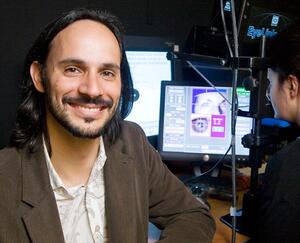 Photo Alejandro Lleras with eye tracker in background