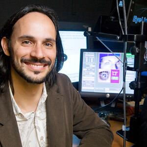 Photo Alejandro Lleras with eye tracker in background